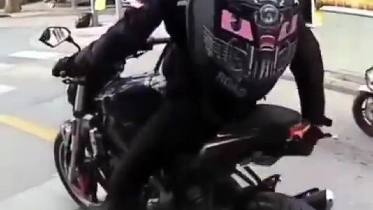 Denizli'de Plakasını Gizleyen Motosikletçi Kırmızı Işıkta Kask Kamerasıyla Yakalandı