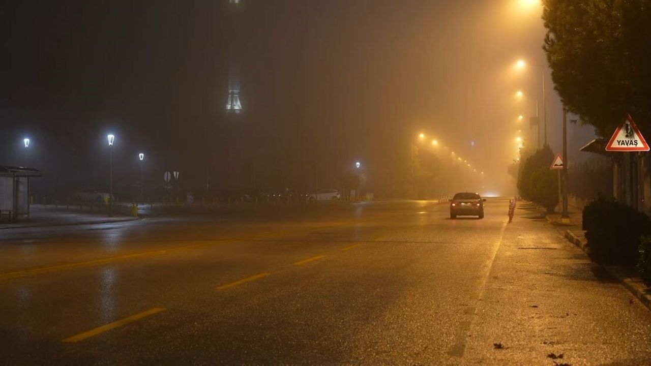 Denizli'de Yoğun Sis: Görüş 10 Metreye Düştü, Emniyetten Uyarı