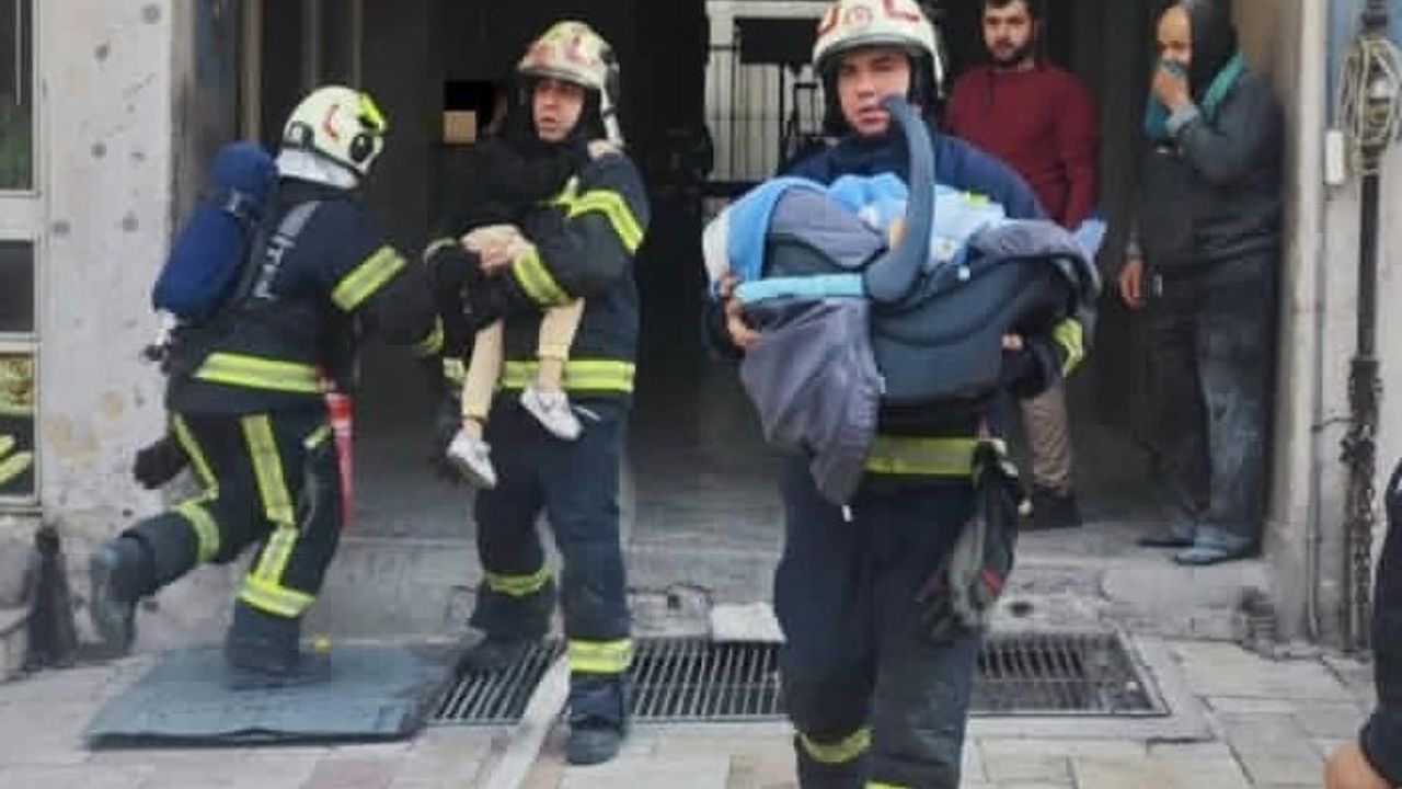 Denizli Merkezefendi'de İş Hanında Yangın: 17'si Çocuk 21 Kişi Kurtarıldı