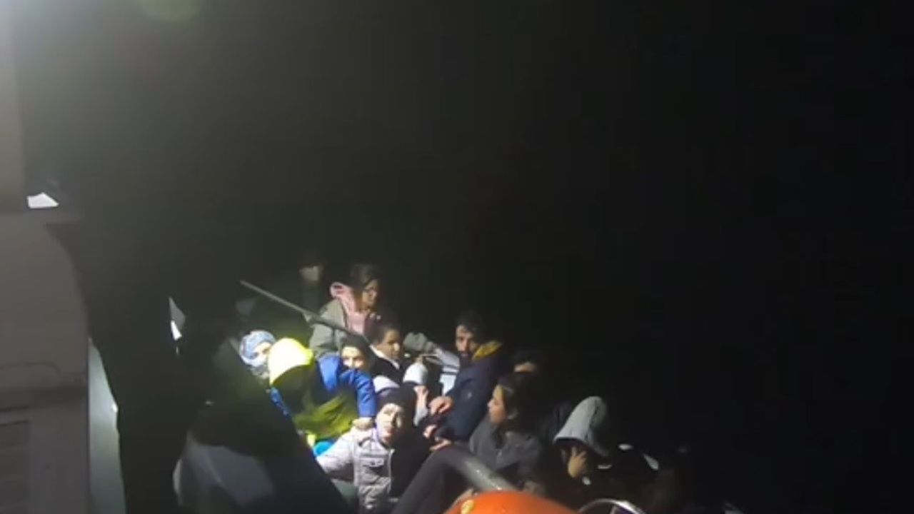 Didim Açıklarında 30 Düzensiz Göçmen Kurtarıldı, 2 Kaçakçı Yakalandı