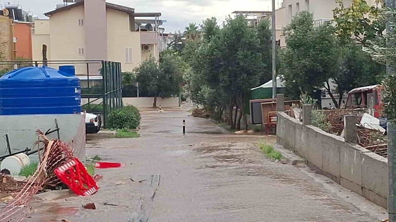 Didim'de Sağanak Yağış: Cadde ve Bulvarlar Su Altında