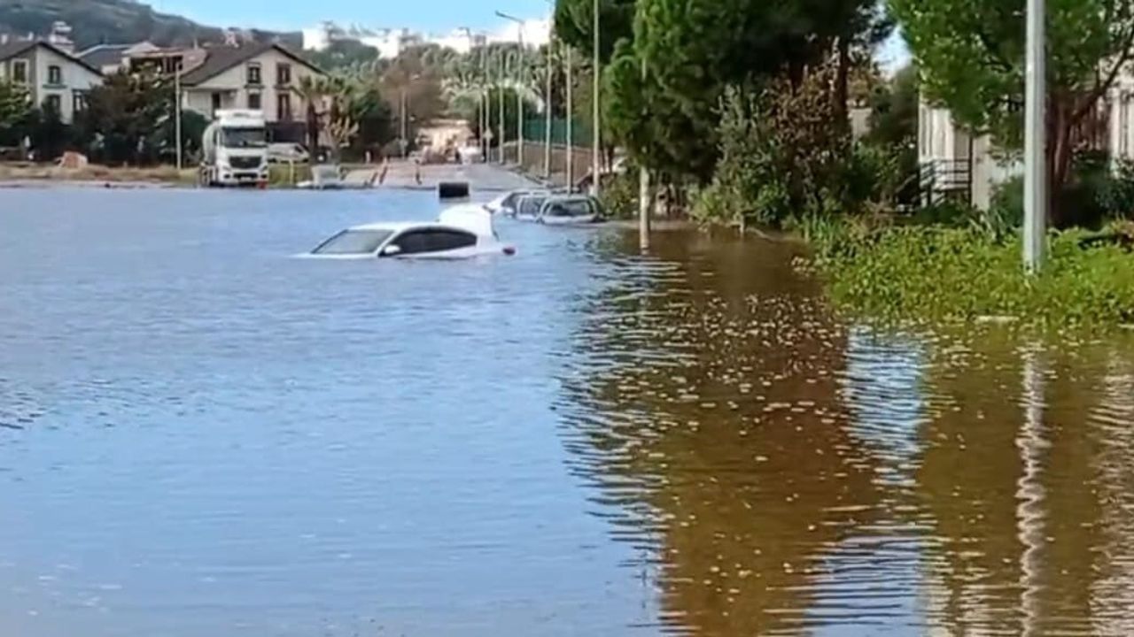 Dikili'de Araçlar Suya Gömüldü: İzmir'de Sağanak Hayatı Felç Etti