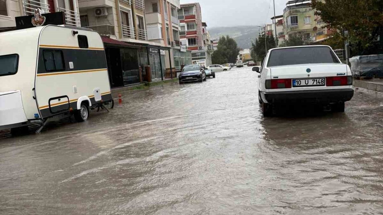 Dikili ve Foça’da Sel Sonrası Su Tahliye Çalışmaları Sürüyor