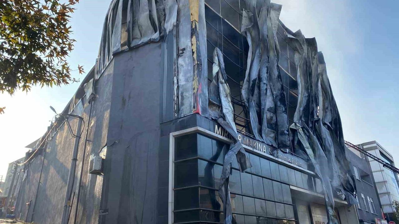 Dilovası'nda Parfüm Dolum Tesisinde Yangın: 6 İşçinin İçeride Olduğu İddia Edildi