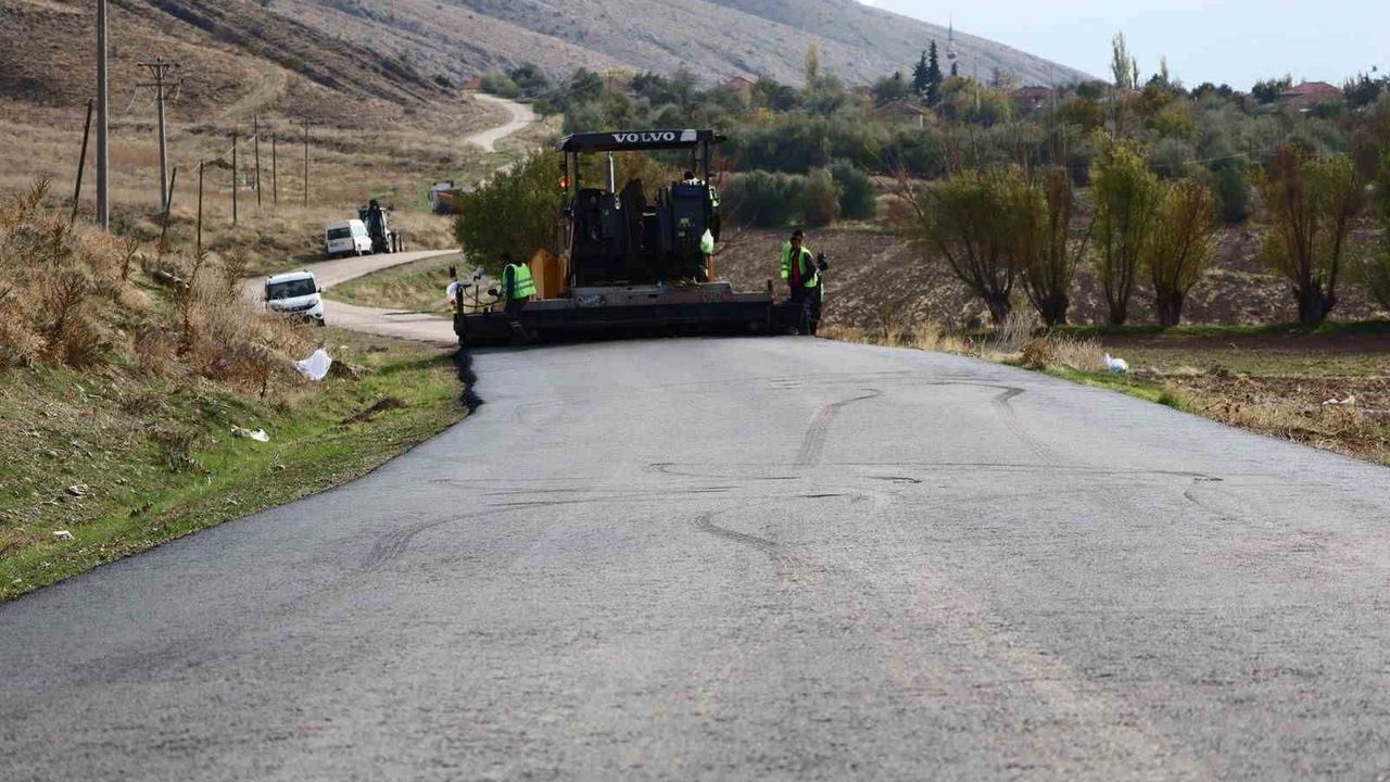 Dinar'da Uluköy-Akçaköy Yolunda Sıcak Asfalt Çalışması Başladı