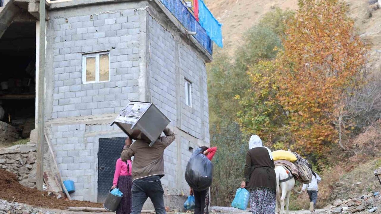 Diyarbakır Atalar Mahallesi'nde Ulaşım Krizi — Yükler Eşeklerle Taşınıyor