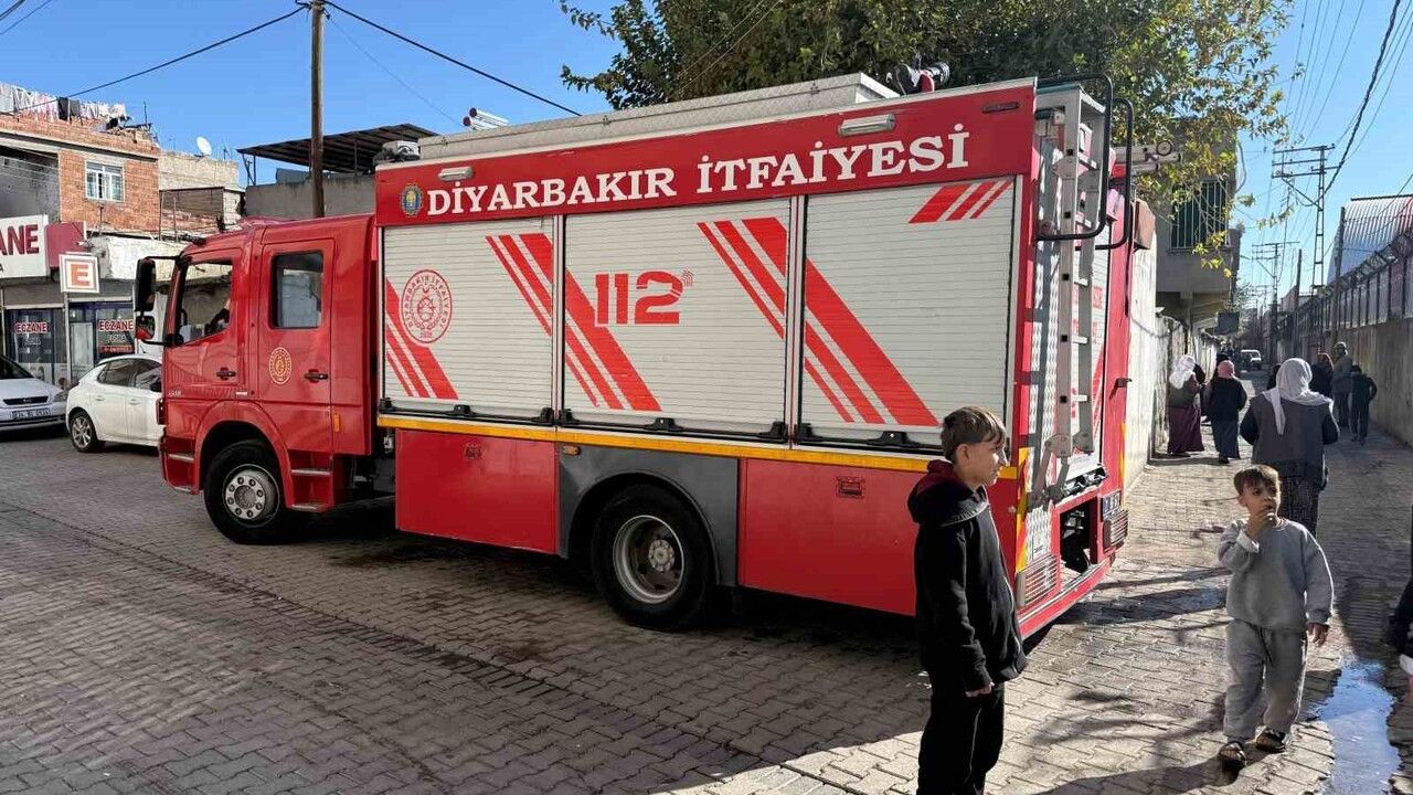 Diyarbakır'da Elektrikli Soba Devrildi: Ev Kül Oldu, 2 Çocuk Hastaneye Kaldırıldı