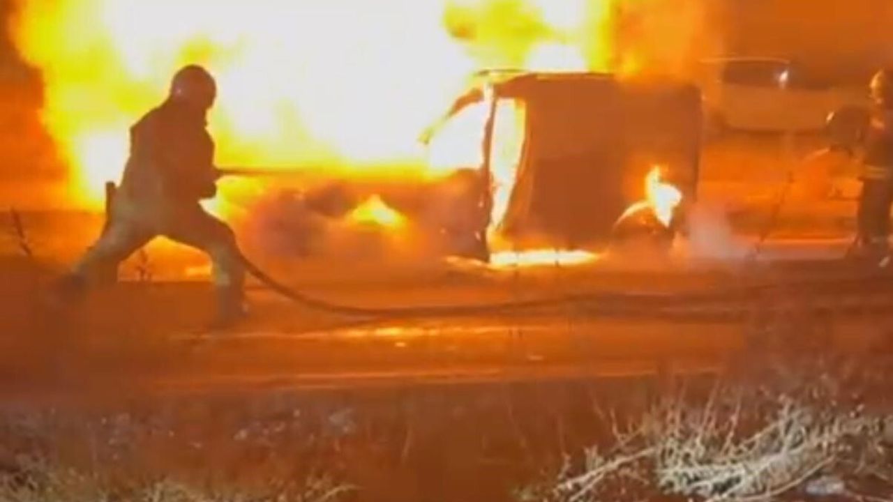 Diyarbakır'da hafif ticari araç Silvan Bulvarı'nda alev topuna döndü