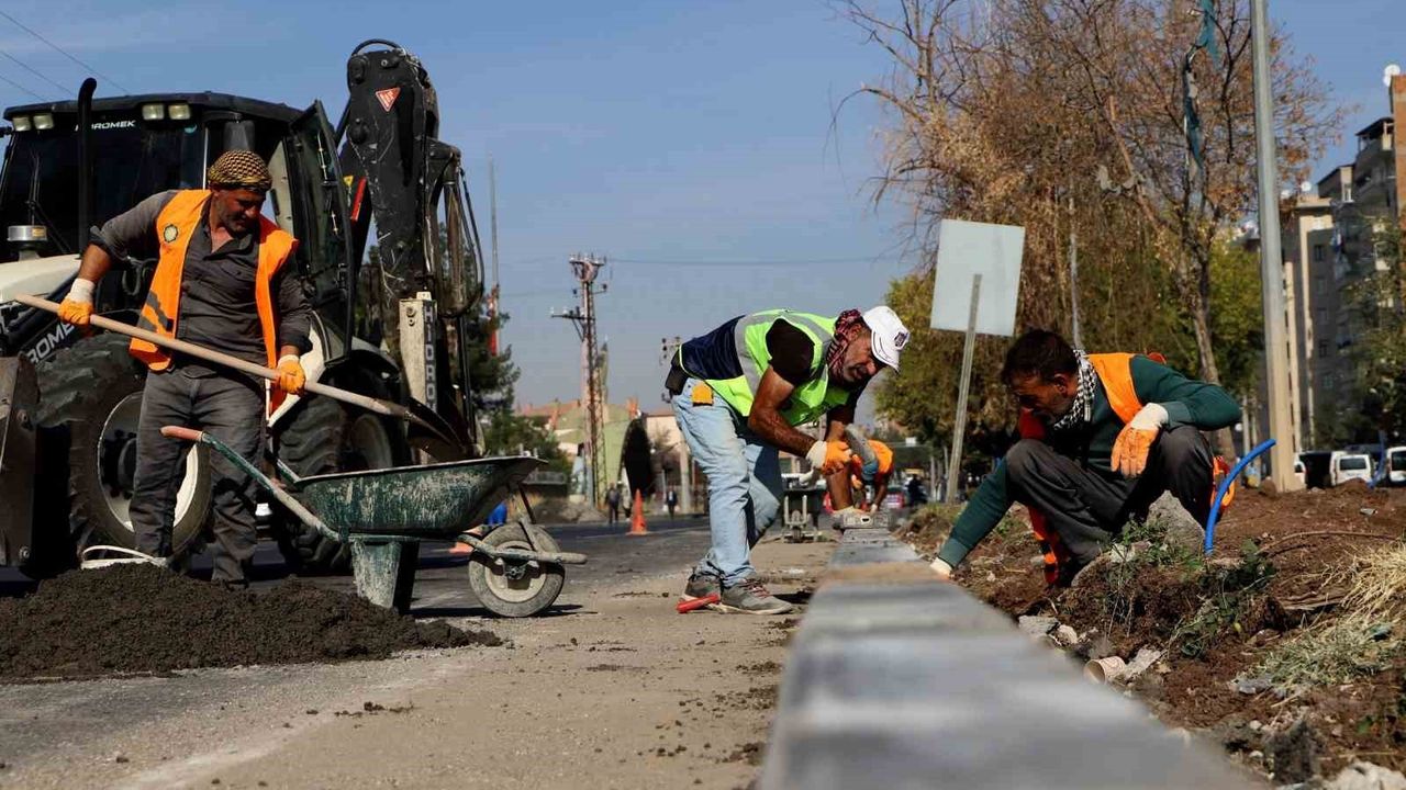 Diyarbakır'da Karacadağ Caddesi Modern Görünüme Kavuşuyor