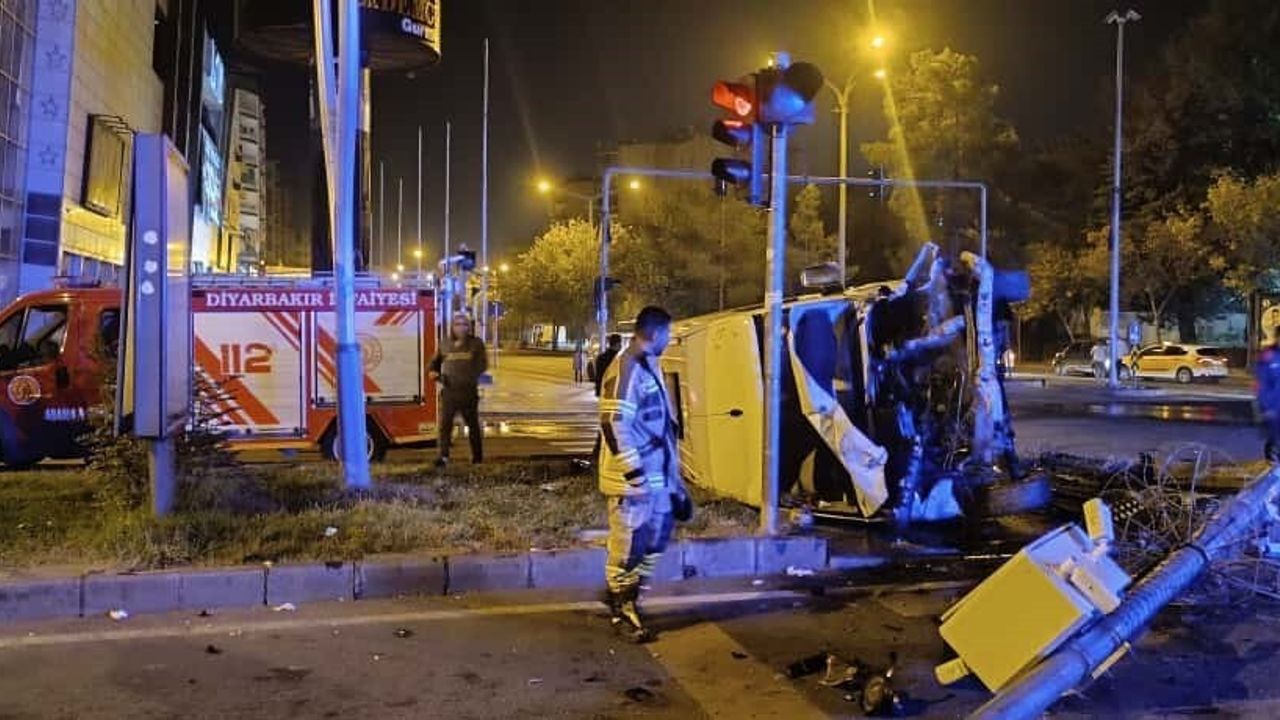 Diyarbakır'da Minibüs Devrildi: 4 Kişi Yaralandı