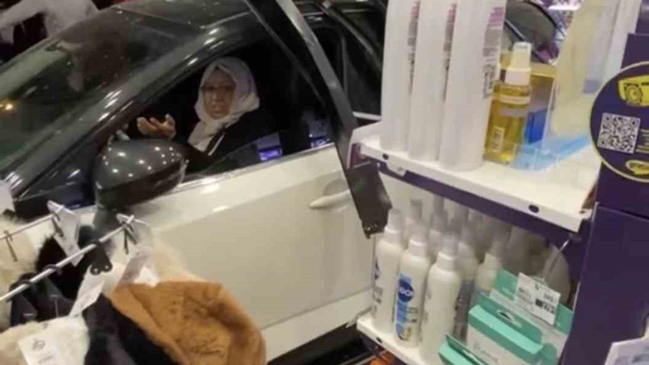 Diyarbakır'da Otomobil Kozmetik Mağazasına Daldı