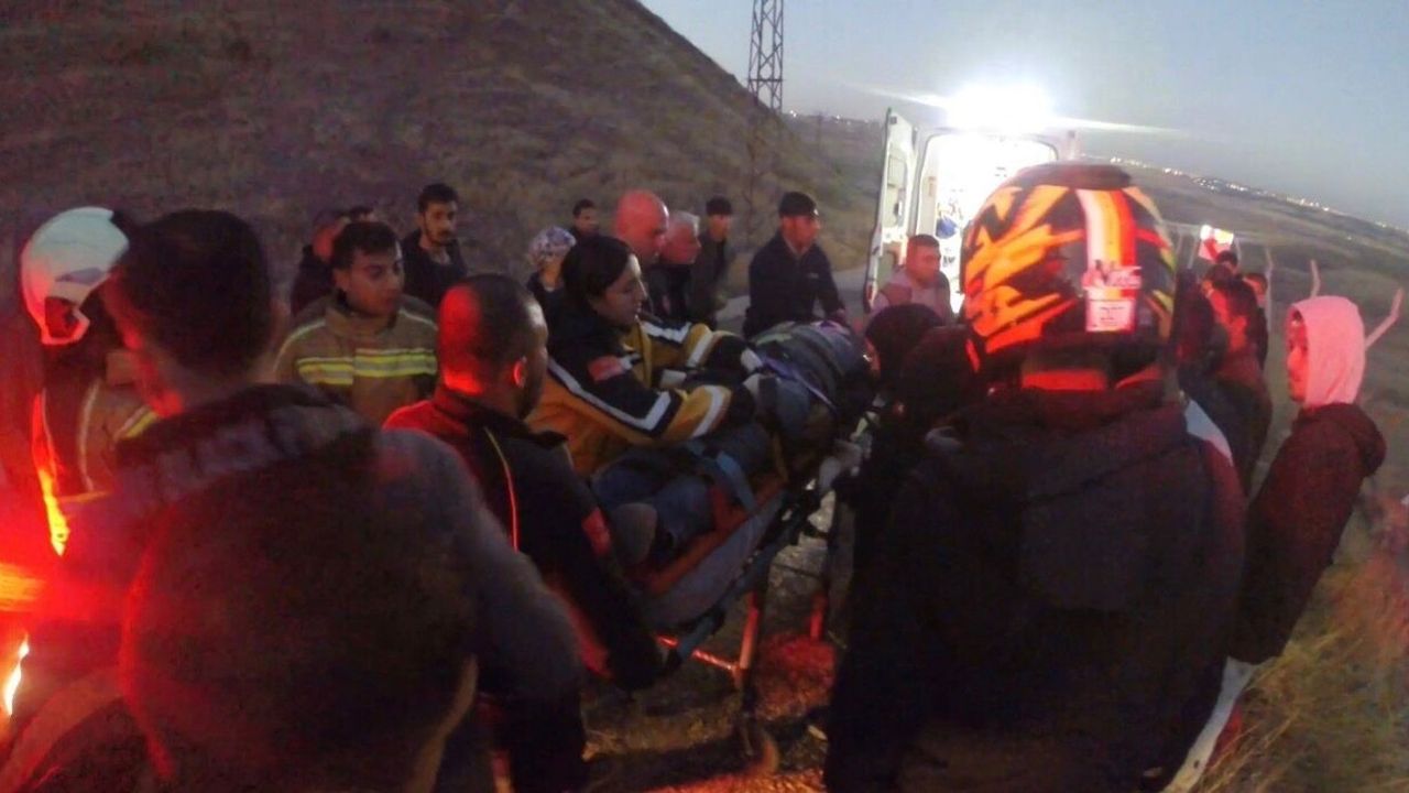 Diyarbakır'da Otomobil Şarampole Yuvarlandı: İtfaiye Sürücüyü Kurtardı