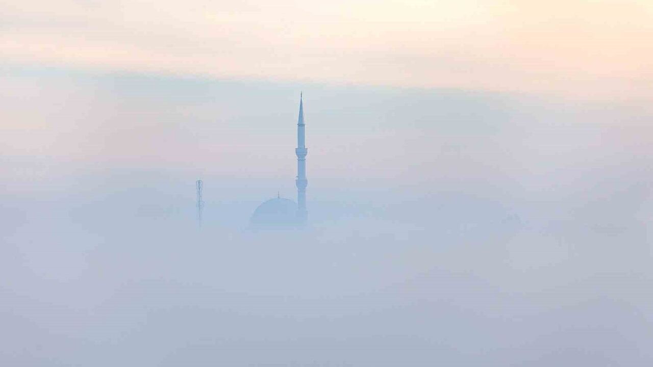 Diyarbakır'da Sisin İçinden Yükselen Minareler