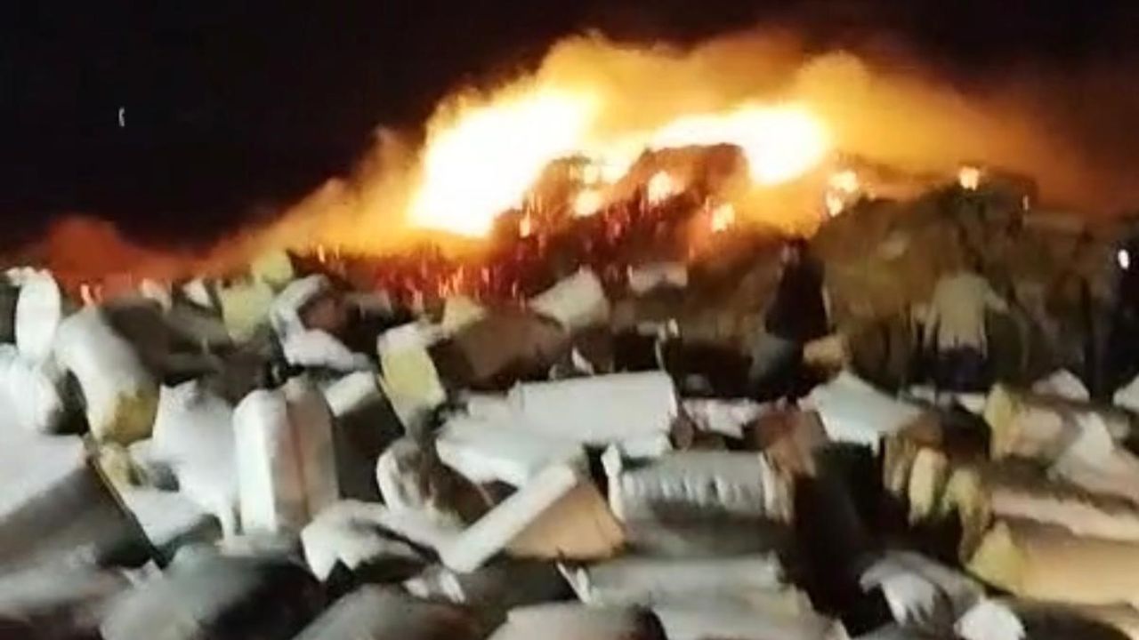 Diyarbakır Hazro'da 102 Ton Preslenmiş Saman Yandı