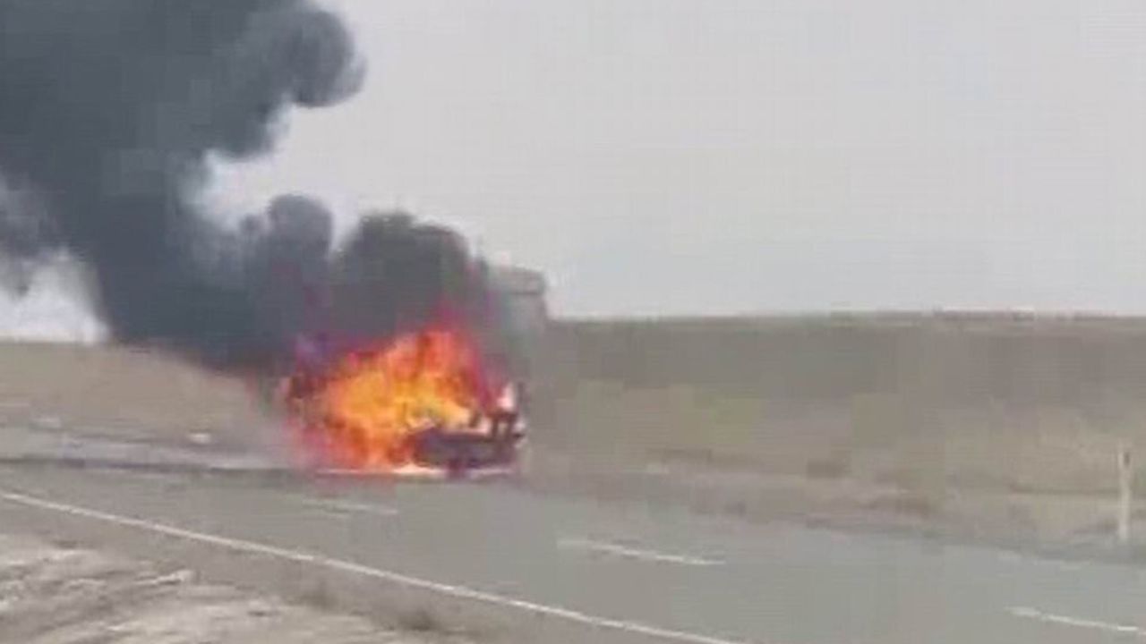 Diyarbakır Lice'de Seyir Halindeki Otomobil Alev Topuna Döndü