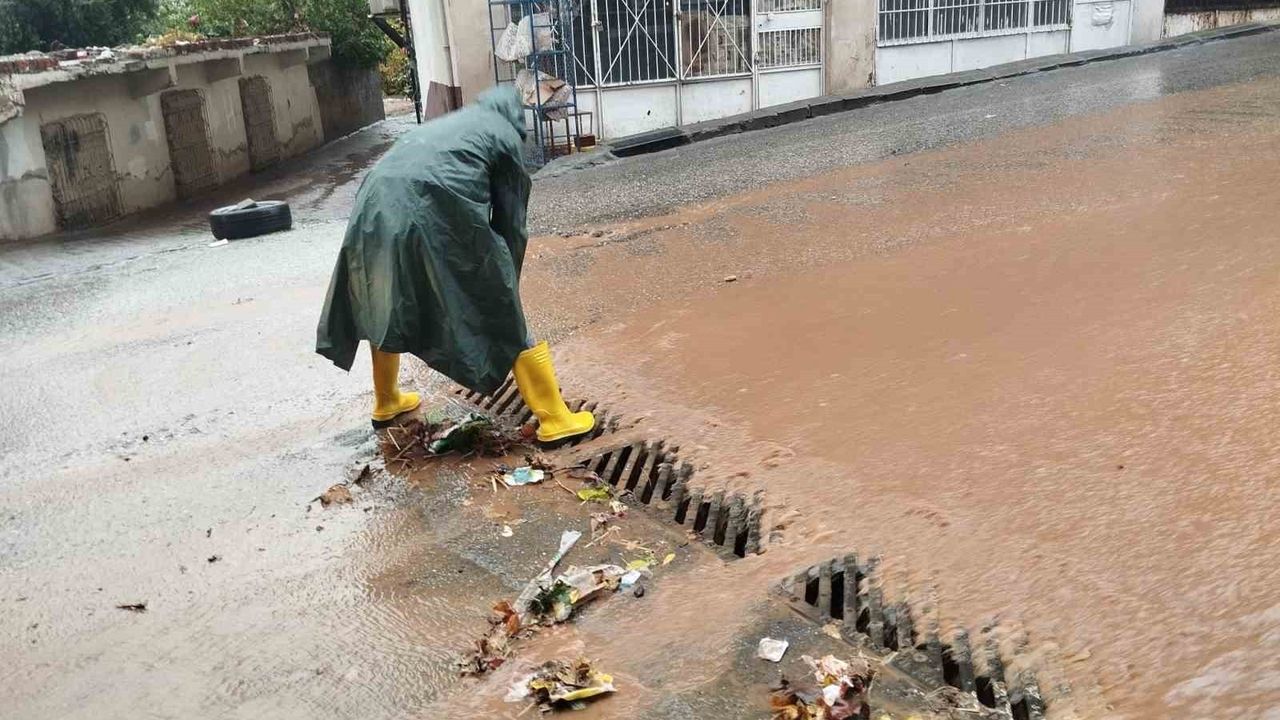 Diyarbakır Silvan'da Sağanak: Yollar Göle Döndü