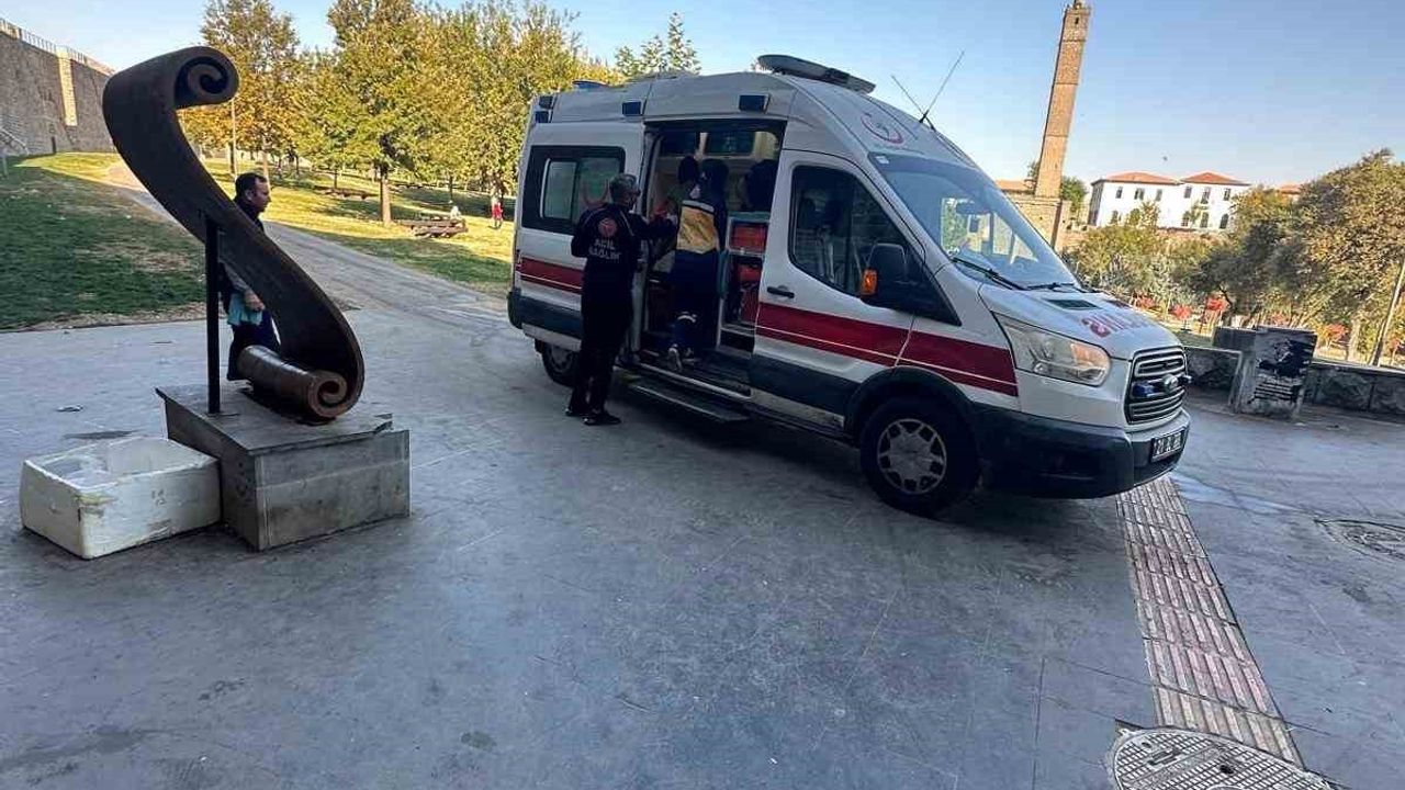 Diyarbakır Sur'da intihar girişimi: Zabıta kadını ikna ederek kurtardı