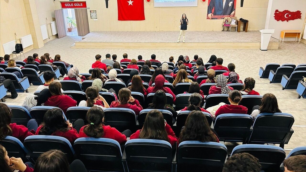 Domaniç'te SİBERAY'dan Okul Semineri: Siber Güvenlik ve Yasadışı Bahis Uyarısı