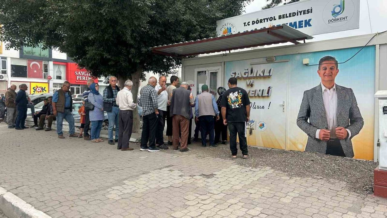 Dörtyol'da Halk Ekmek 7 TL'ye: Metrelerce Kuyruk Oluştu