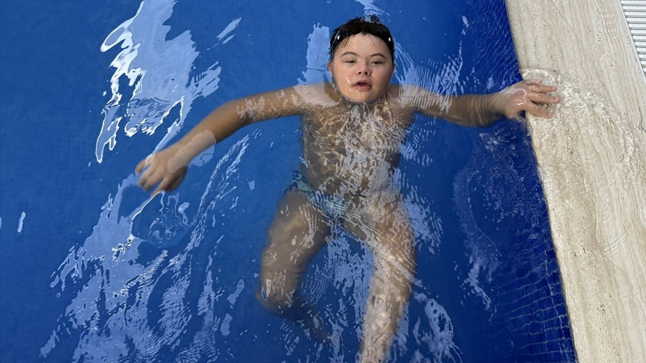 Down Sendromlu Kayra, 6 Yıldır Yüzmede Umutla İlerliyor