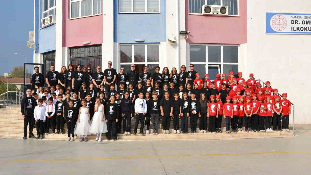 Dr. Ömer Faruk Meriç İlkokulu'nda 10 Kasım Anması: 'Son Balo Vals' ve Zeybek