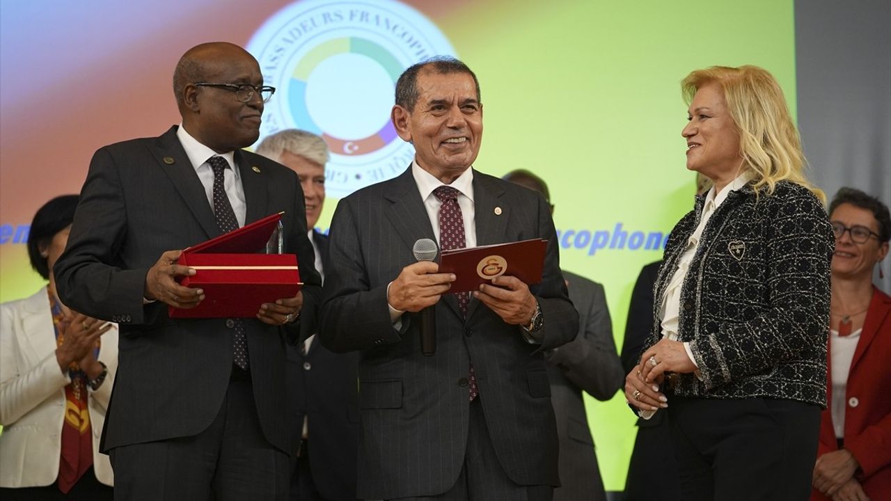 Dursun Özbek'e 2025 Frankofon Kişiliği Ödülü