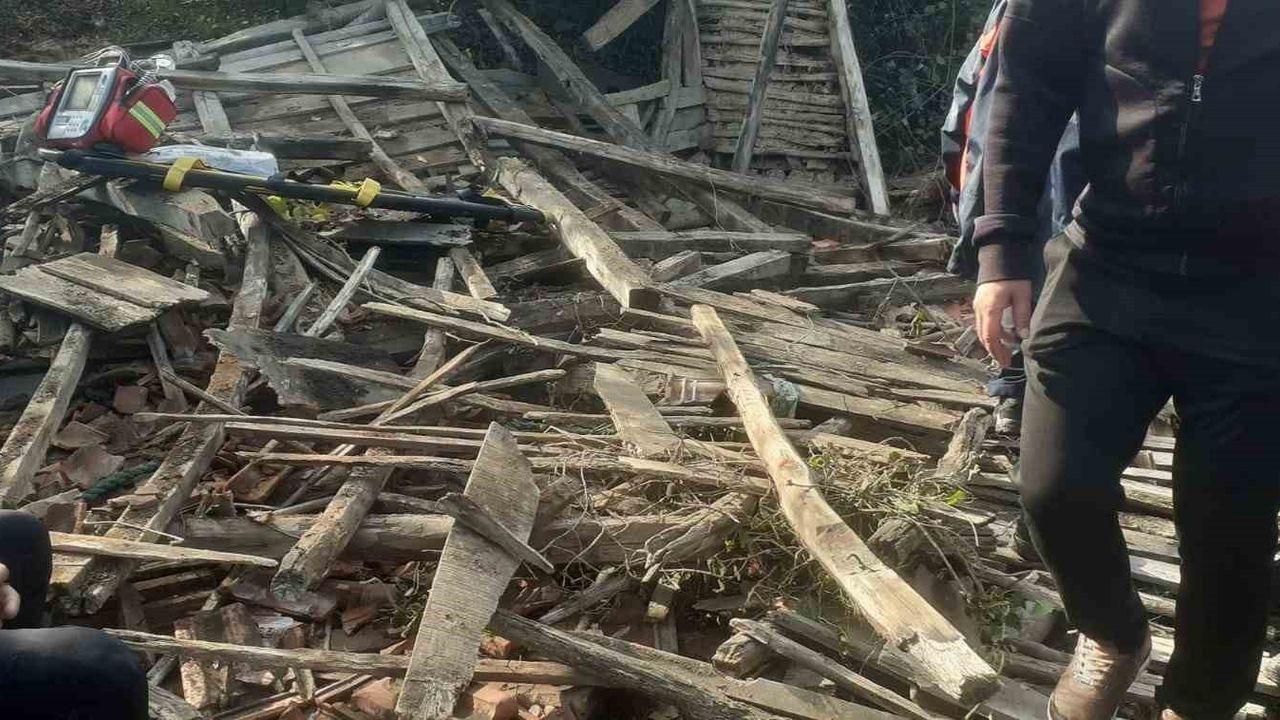 Düzce Akçakoca'da Ahşap Yapı Çöktü: 1 Ölü — Dursun Sandal (85)