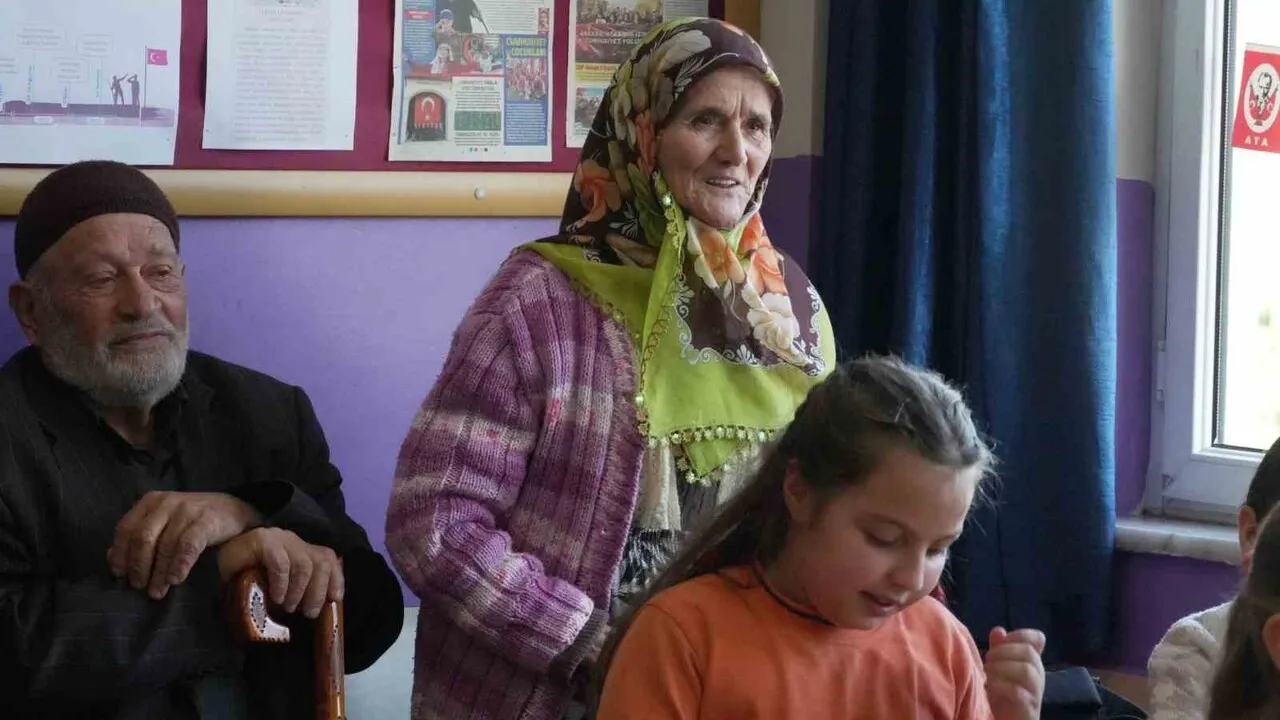 Düzce Belediyesi’nden Öğretmenler Günü’nde Sabri Ergin’e Duygusal Sürpriz