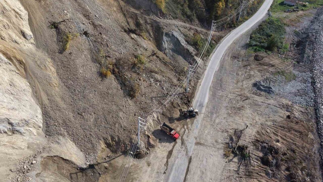 Düzce Beyköy'de Heyelan Kamerada: Otomobil Kıl Payı Kurtuldu