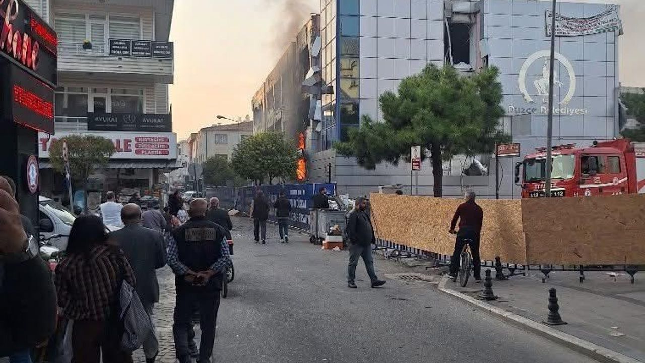 Düzce'de Eski Belediye Binasında Yıkım Sırasında Yangın
