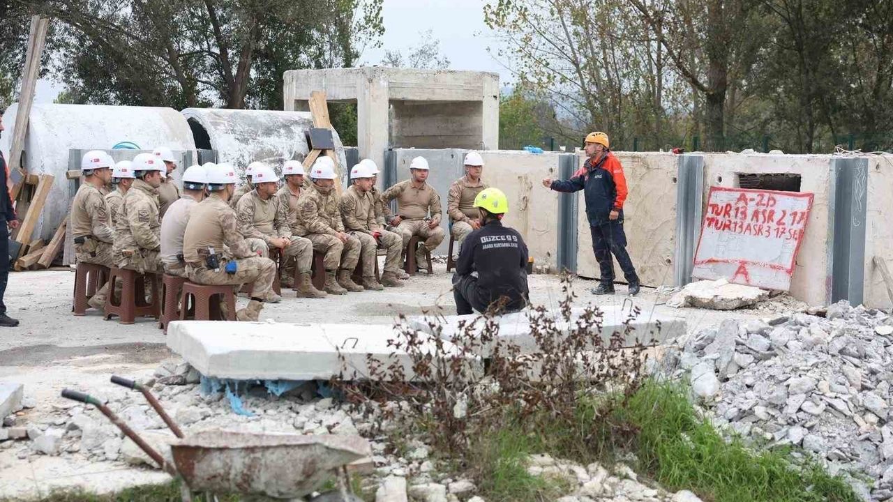 Düzce'de Jandarma Komandolar Eğitimde: Vali Selçuk Aslan Ziyareti