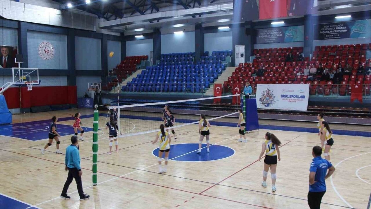Düzce'de Küçük Kızlar Voleybol Müsabakaları Başladı