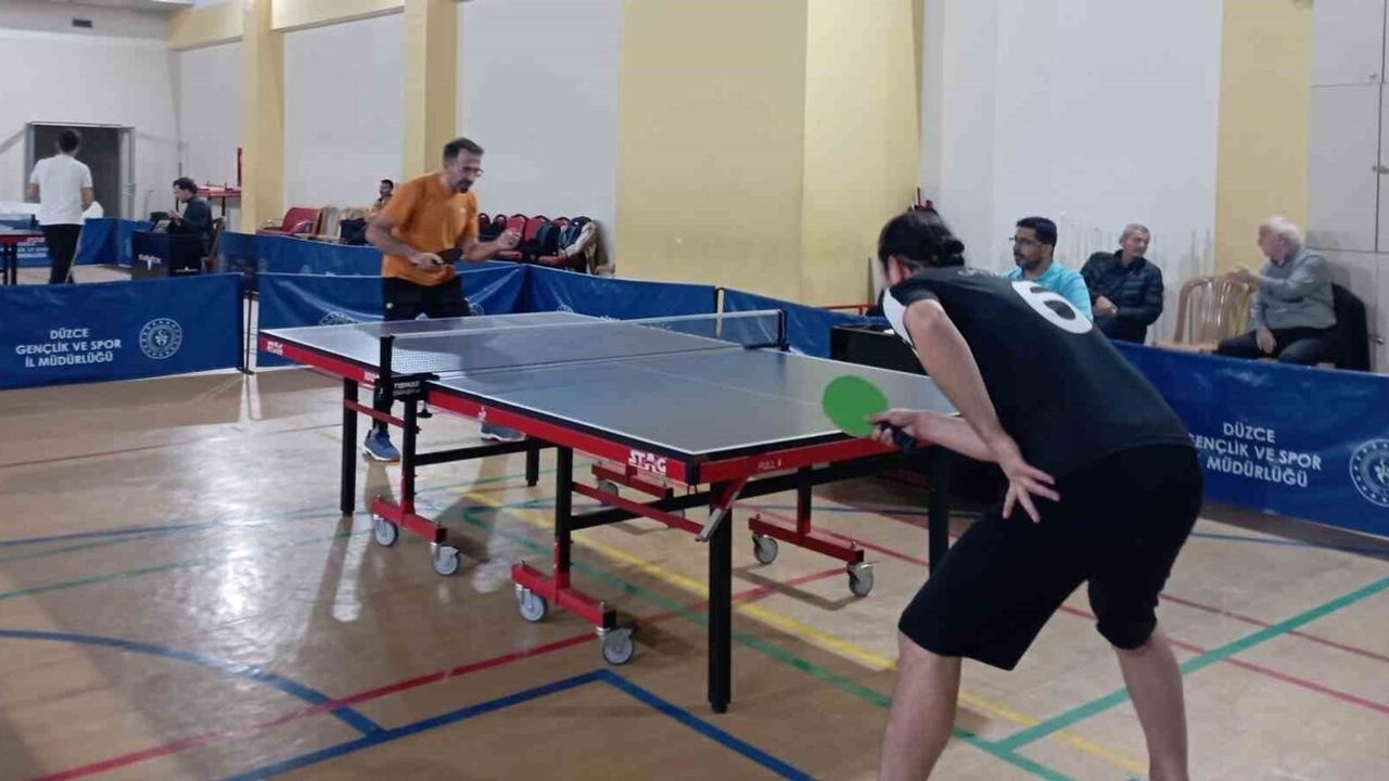 Düzce'de Öğretmenler Günü Masa Tenisi'nde Şampiyonlar Belli Oldu