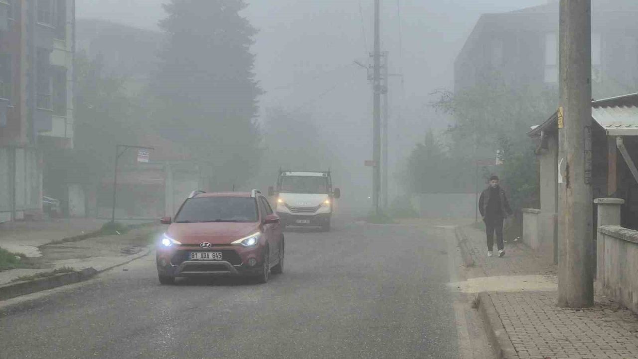 Düzce'de Sabah Sisi: Görüş 15 Metreye Düştü