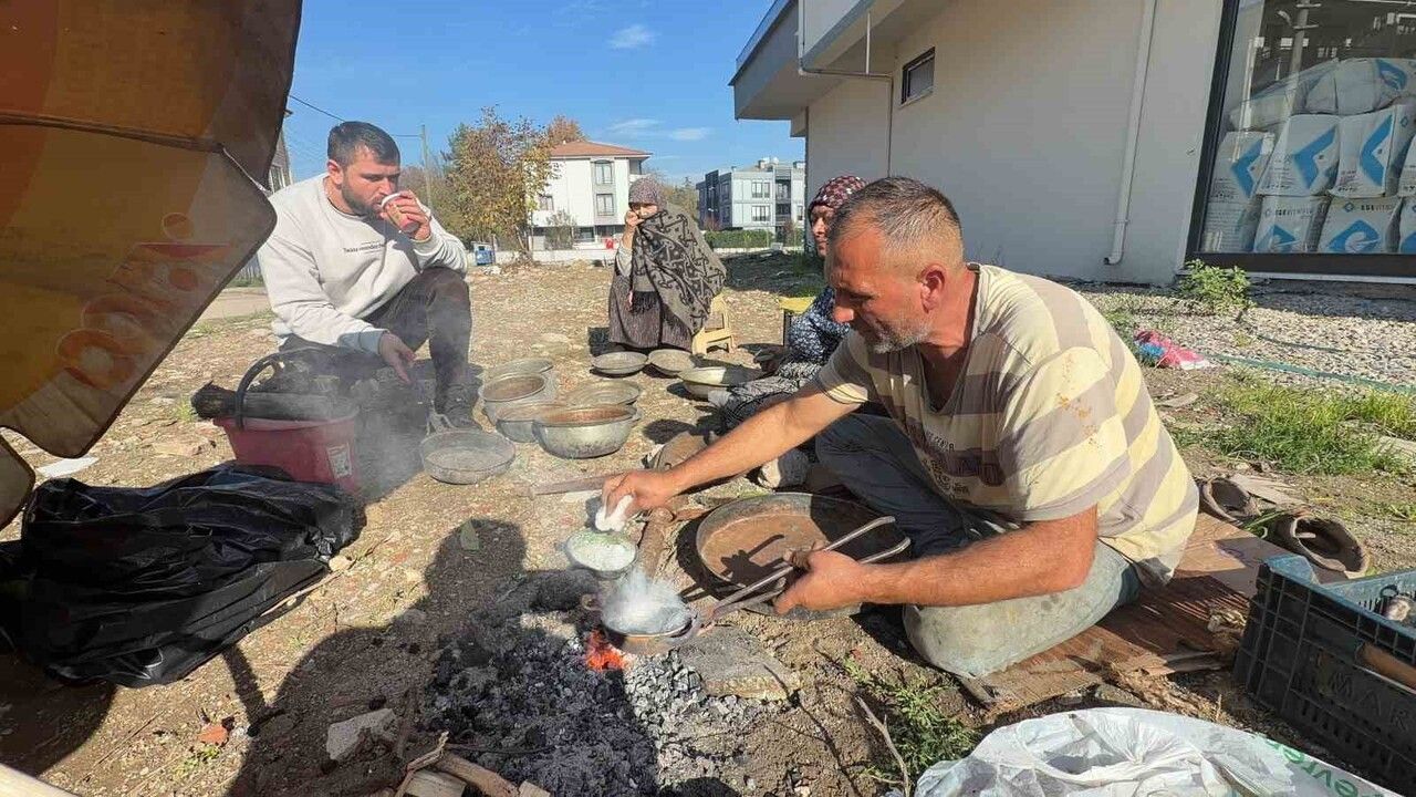 Düzce'de Seyyar Kalaycı Çift: Umut ve Elmas Çakır'ın Kalaycılık Mücadelesi