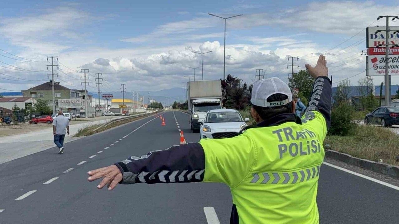 Düzce'de Trafik Denetimi: 2 bin 236 Sürücüye Ceza, 177 Araç Trafikten Men