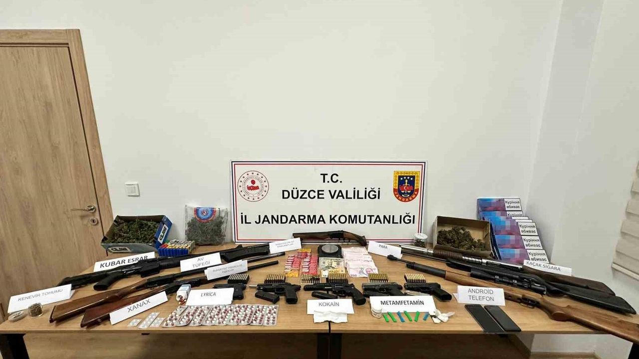 Düzce’de Uyuşturucu Operasyonu: Taşıyıcı ve Satıcı Yakalandı, Çok Sayıda Silah ve Uyuşturucu Ele Geçirildi