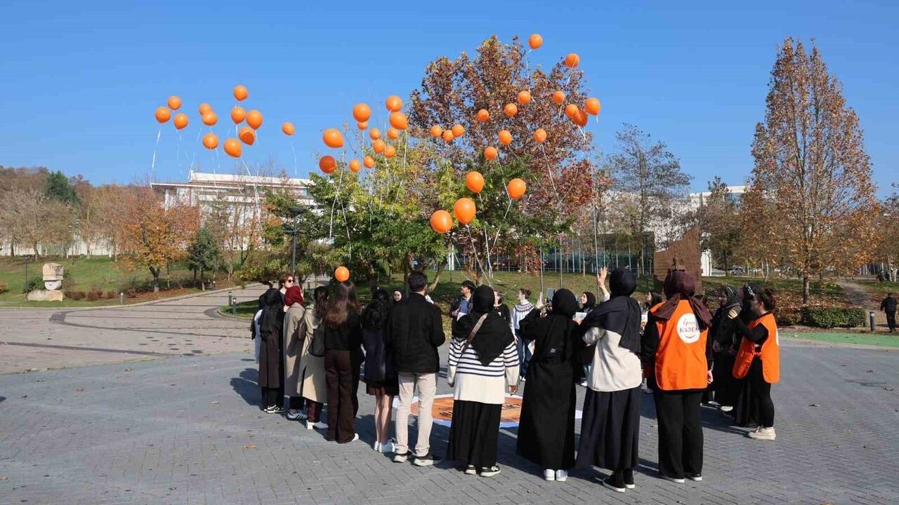 Düzce Üniversitesi'nde Turuncu Balonlarla 25 Kasım Farkındalığı
