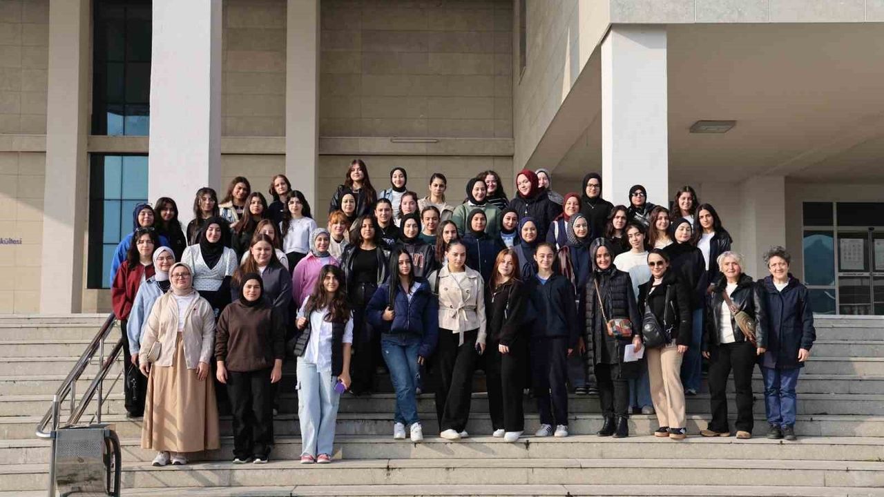 Düzce Üniversitesi'ni 47 Liseli Gezdi: Sağlık ve Eğitim Bölümleri Tanıtıldı