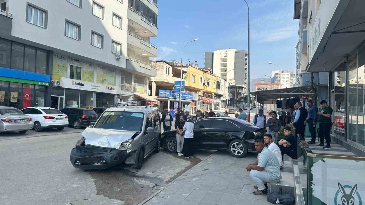 Düziçi’nde Kontrolden Çıkan Araç Park Halindeki Araca Çarptı — Temizlik İşçisi Son Anda Kurtuldu