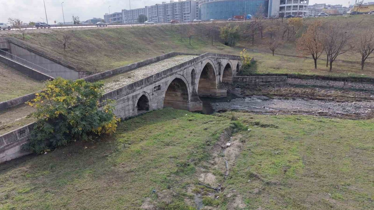 E-5’in Ortasında Terk Edilen 470 Yıllık Haramidere (Kapı Ağası) Köprüsü