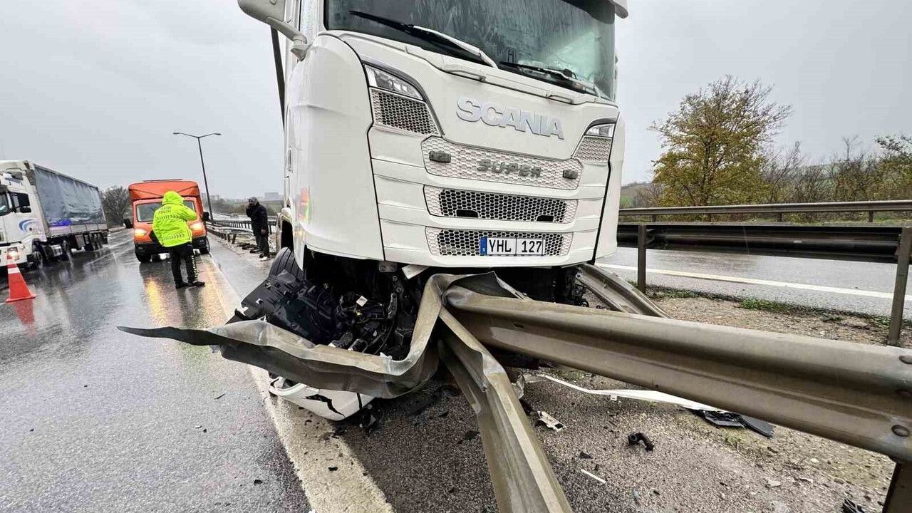 Edirne'de E-80'de Tır Bariyere Saplandı: Sürücü Yaralanmadı