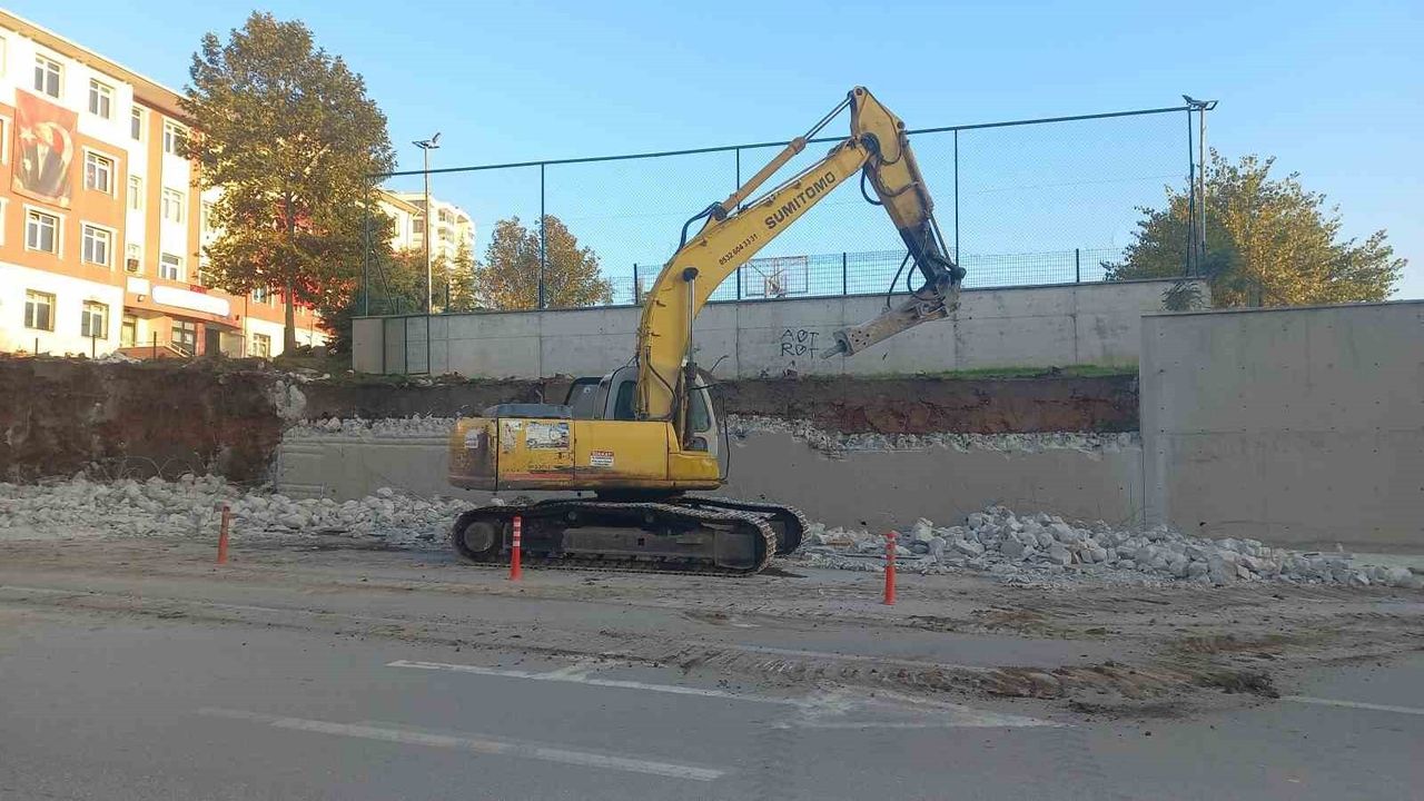 Edirne'de Gazi Osman Paşa Ortaokulu'nun Tehlike Oluşturan İstinat Duvarı Yenileniyor