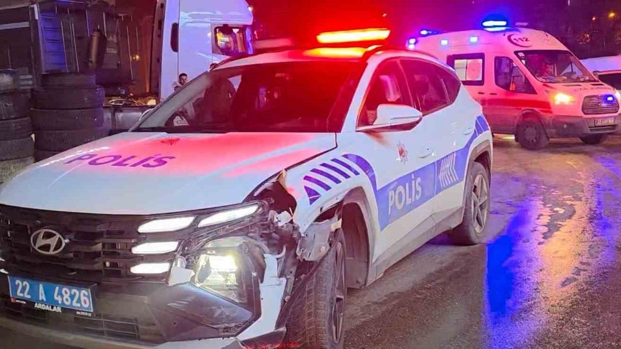 Edirne'de Kaçan Motosiklet Polis Aracına Çarptı: 2 Yaralı