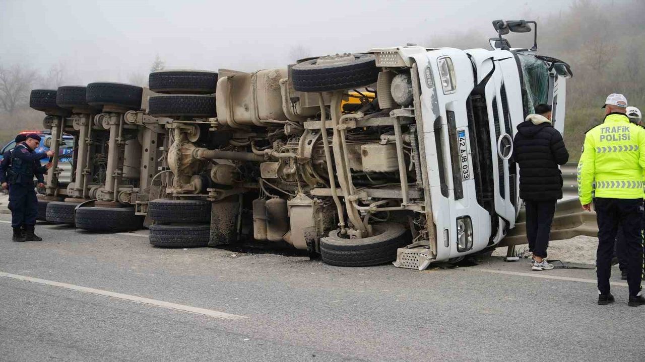 Edirne'de Kum Yüklü Tır Devrildi: Sürücü İtfaiye Tarafından Kurtarıldı