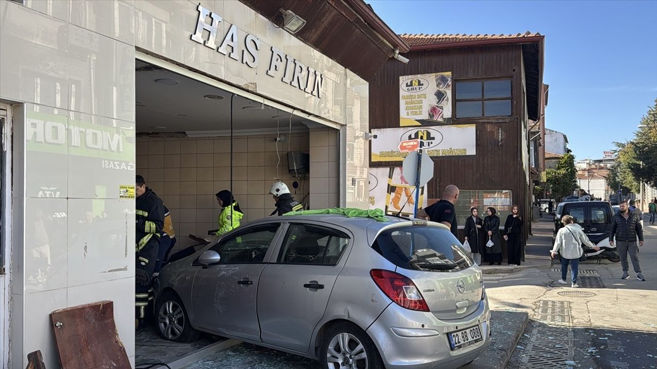 Edirne'de Otomobil Ekmek Fırınına Girdi: 4 Kişi Yaralandı