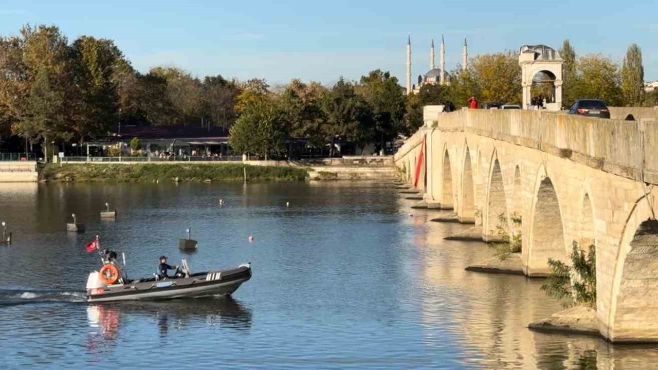 Edirne'de Polis ve Jandarma Meriç Nehri'nde Zodyak Botlarla Ortak Devriye Başlattı