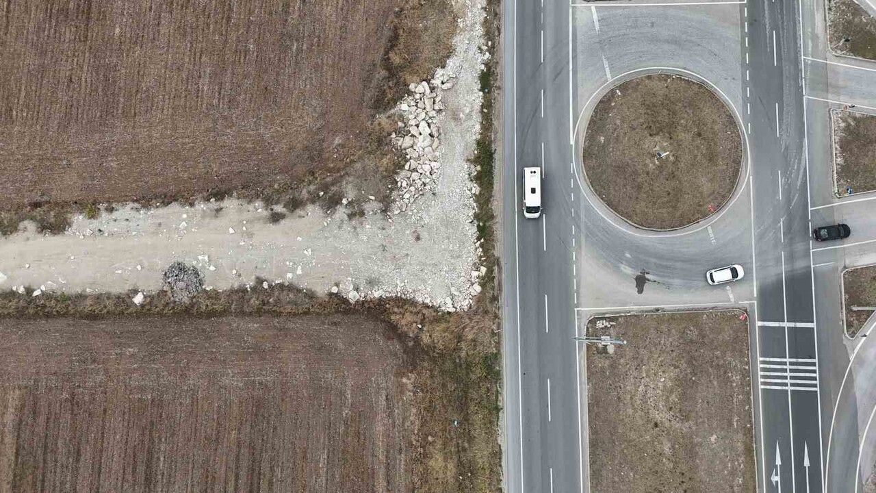 Edirne’de Tayakadın Yolu Yarım Kaldı — Araçlara Zarar Veriyor