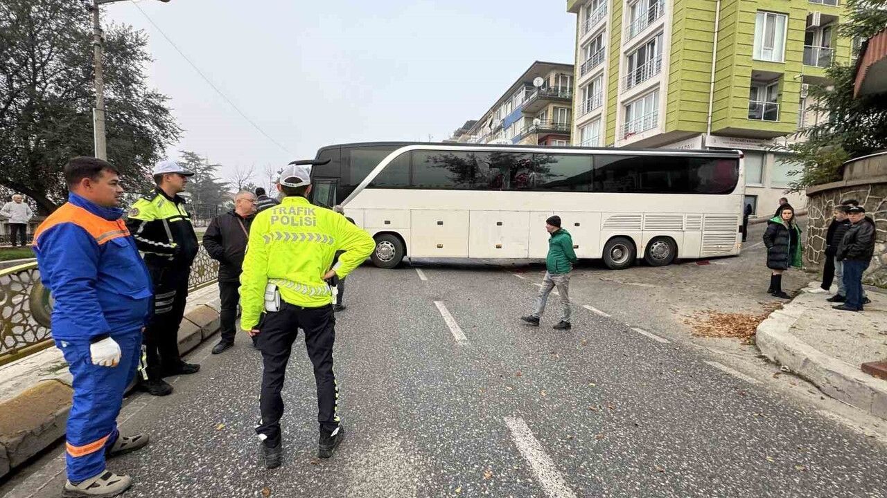 Edirne'de Ters Yöne Giren Tur Otobüsü Bariyerlere Çarptı