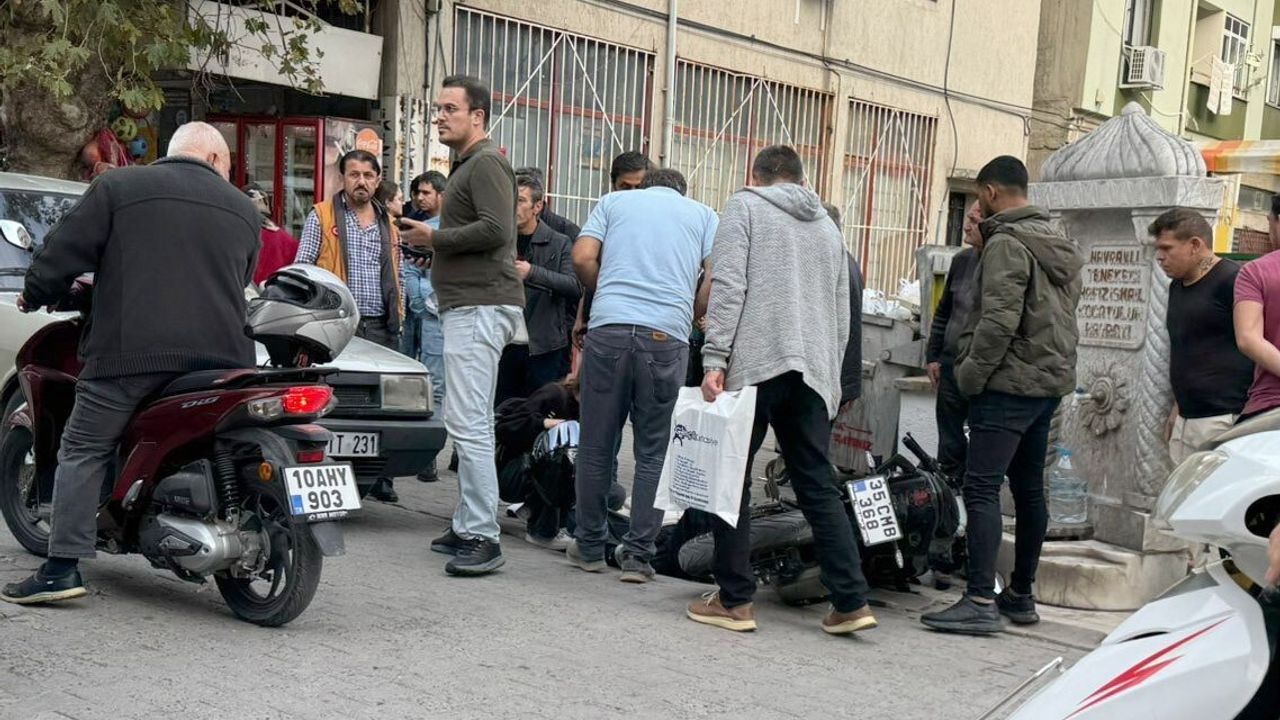 Edremit'te Motosiklet ile Otomobil Çarpıştı: 1 Yaralı